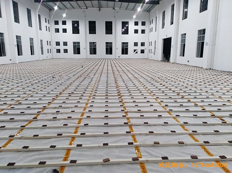 江西鷹潭余江縣工業(yè)園區(qū)籃球館體育木地板施工案例1