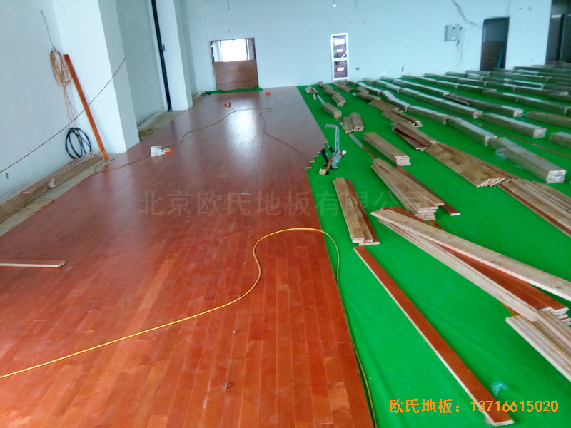 南京浦口區(qū)復(fù)興小學(xué)運(yùn)動(dòng)館體育地板鋪設(shè)案例3