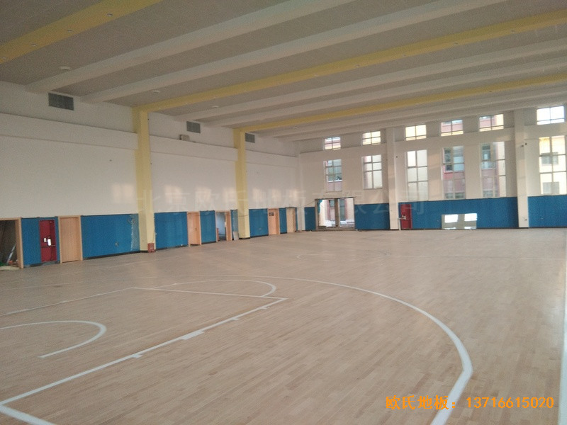 山東李滄徐水路小學(xué)籃球館體育木地板鋪設(shè)案例0
