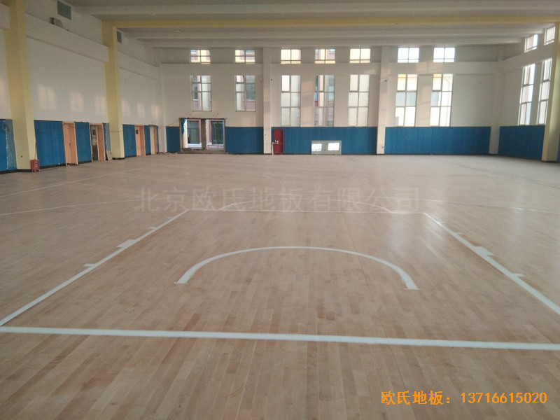 山東李滄徐水路小學(xué)籃球館體育木地板鋪設(shè)案例5